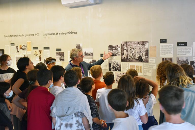 Secondary school pupils discovering the first part of the permanent exhibition © Maison d’Izieu
