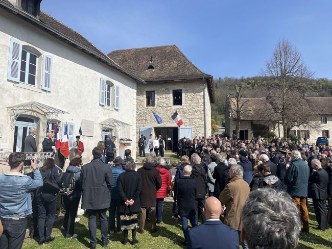 Thierry Philip (Président de l’association de la Maison d’Izieu) donnant un discours lors de la commémoration du 6 avril 2023 / Thierry Philip (president of the Maison d’Izieu association) delivering a speech during the commemoration on April 6 2023 
© Maison d’Izieu 
