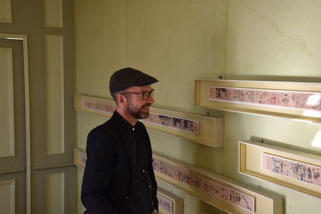 Jordan Mechner découvrant les films faits par les enfants, exposés dans l’ancien réfectoire / Jordan Mechner discovering the films made by the children, exhibited in the former refectory  © Maison d’Izieu Jordan Mechner découvrant les films faits par les enfants, exposés dans l’ancien réfectoire / Jordan Mechner discovering the films made by the children, exhibited in the former refectory © Maison d’Izieu