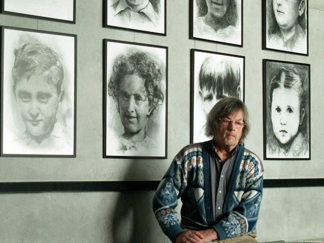 L’artiste Winfried Weit devant ses portraits / The artist Winfried Weit in front of his portraits © Maison d’Izieu