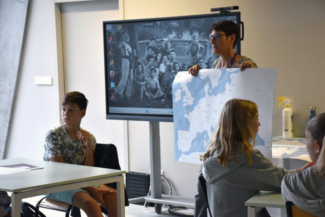 One of the member of the educational team presenting the workshop to pupils participating to the Rememchild project © Maison d’Izieu