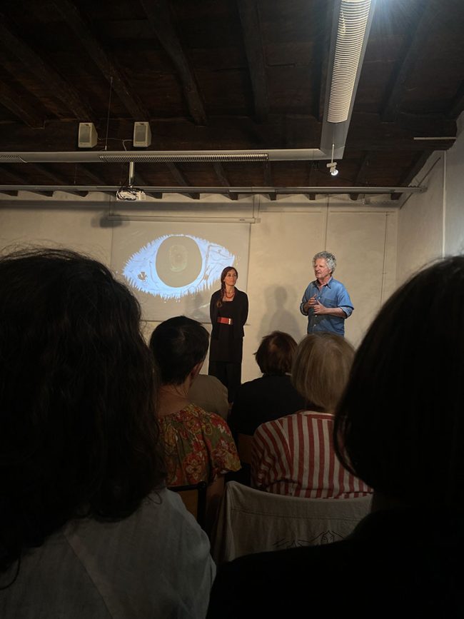 Discussion entre le metteur en scène, la comédienne et le public à l’issue de la pièce le 2 juin 2023 / Discussion between the director, the actress and the audience after the play on June 2 2023 
© Maison d’Izieu