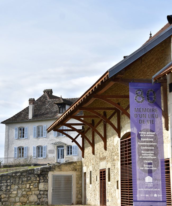 conmemoracion-de-los80-anos-de-la-redada-de-izieu-01 The 80 years’ banner hung on the museum wall © Maison d’Izieu